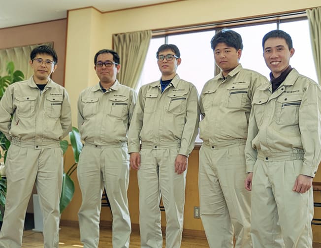 整列する堀内電機製作所のスタッフたち