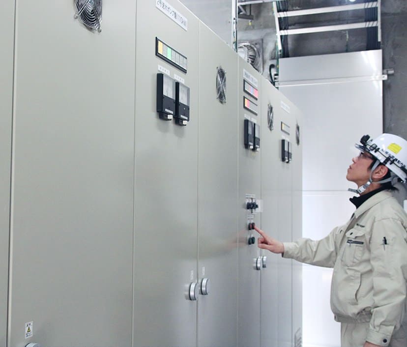 送水ポンプ盤を操作する堀内電機製作所のスタッフ
